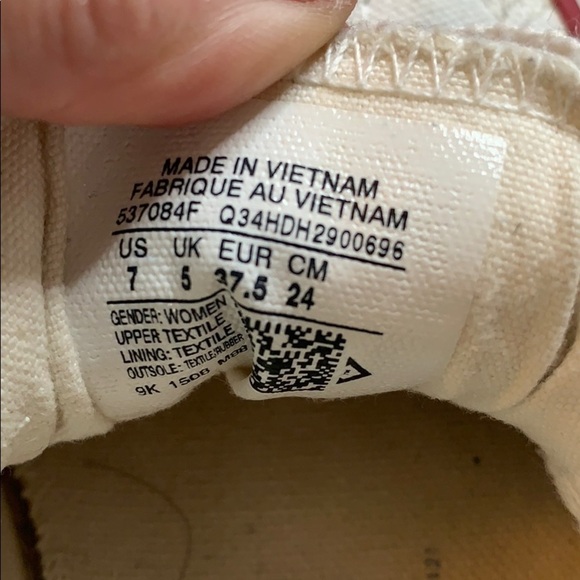 Converse All Star White low profile w red accents. CON0339 - Picture 10 of 10